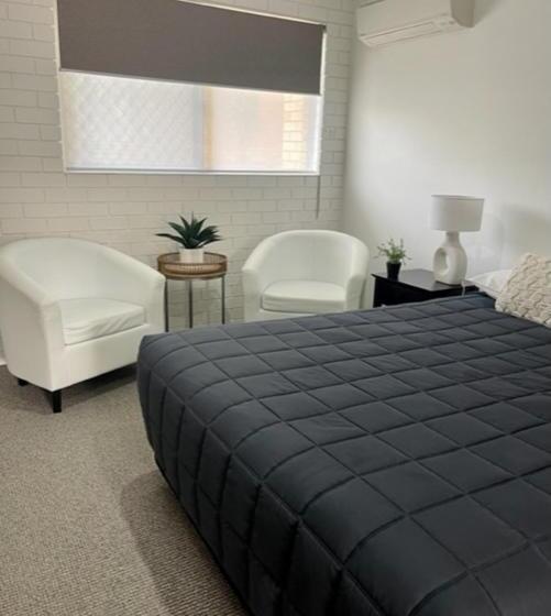 اتاق لوکس, Estelle Kramer Motel