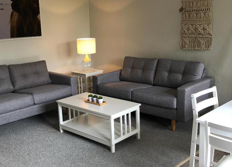 شقة غرفتين, Estelle Kramer Motel