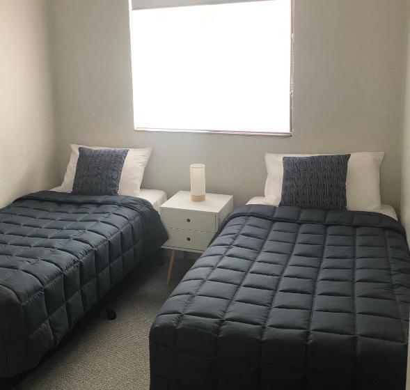شقة غرفتين, Estelle Kramer Motel