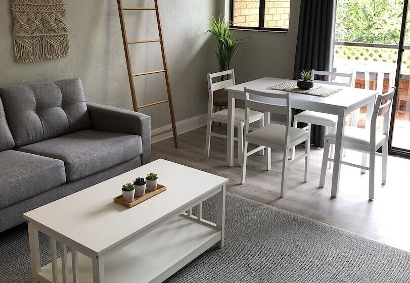 شقة غرفتين, Estelle Kramer Motel