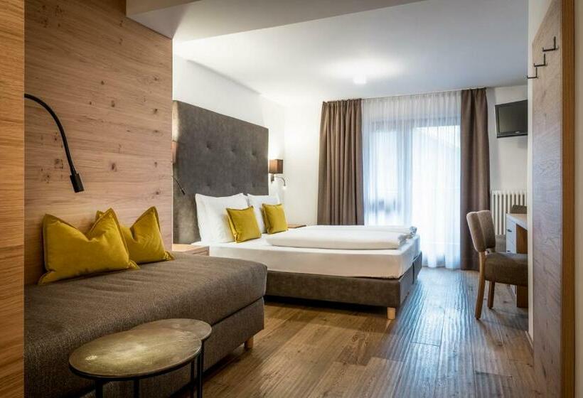 חדר סטנדרט לשלושה, Des Alpes