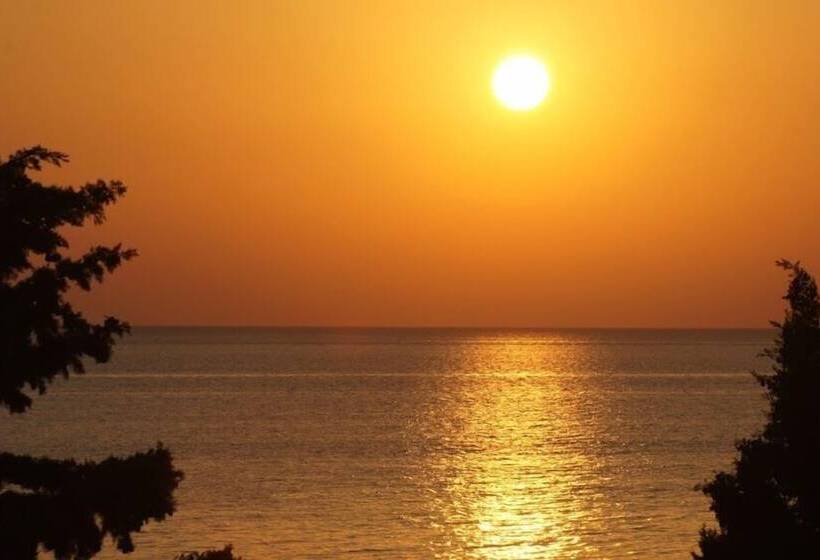 Triple Room Sea View, La Villa