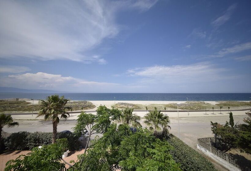 Triple Room Sea View, La Villa