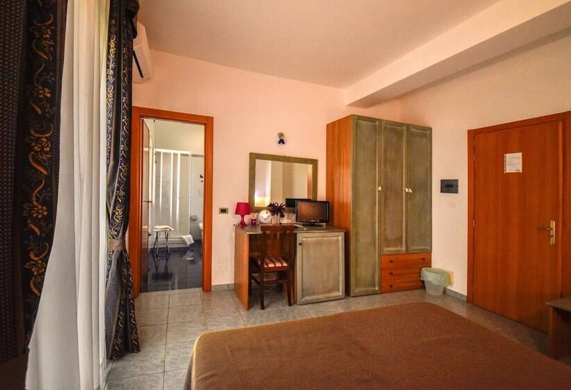 Triple Room Sea View, La Villa