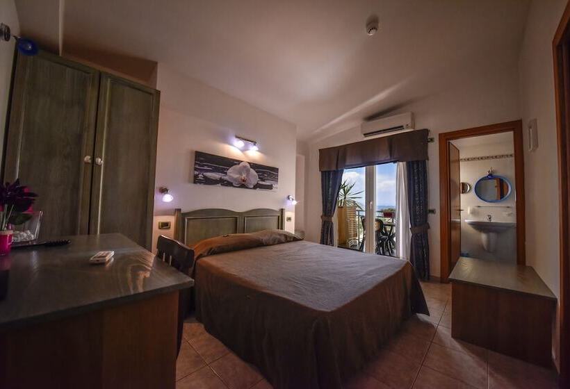 Triple Room Sea View, La Villa
