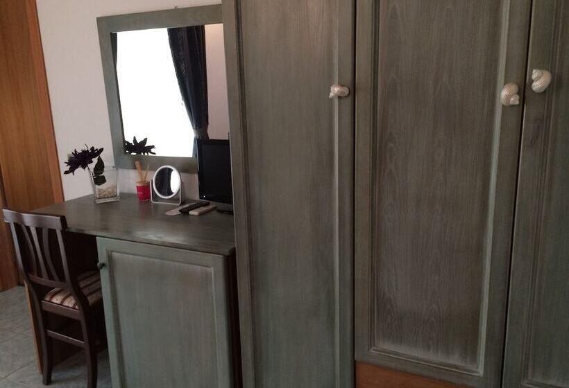 베이직 3인 룸, La Villa