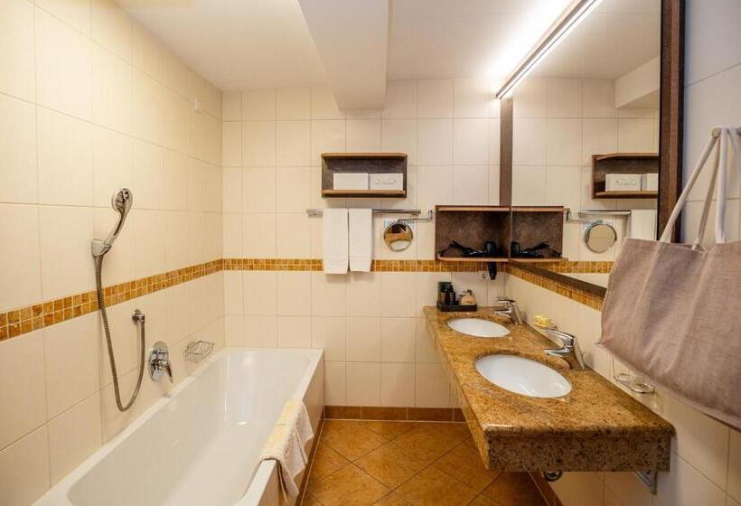 מיטת קינג בסוויטה, Moseralm Dolomiti Spa Resort