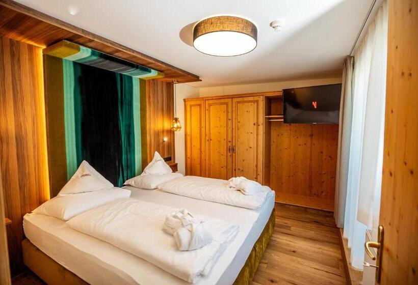 מיטת קינג בסוויטה, Moseralm Dolomiti Spa Resort