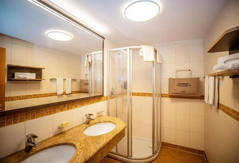 Sviitti Parveke, Moseralm Dolomiti Spa Resort