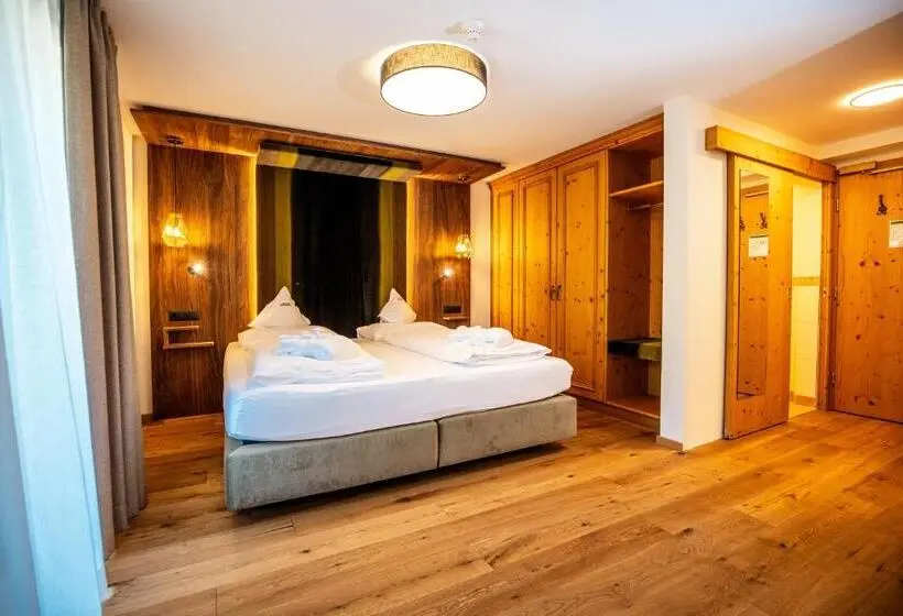 Sviitti Parveke, Moseralm Dolomiti Spa Resort