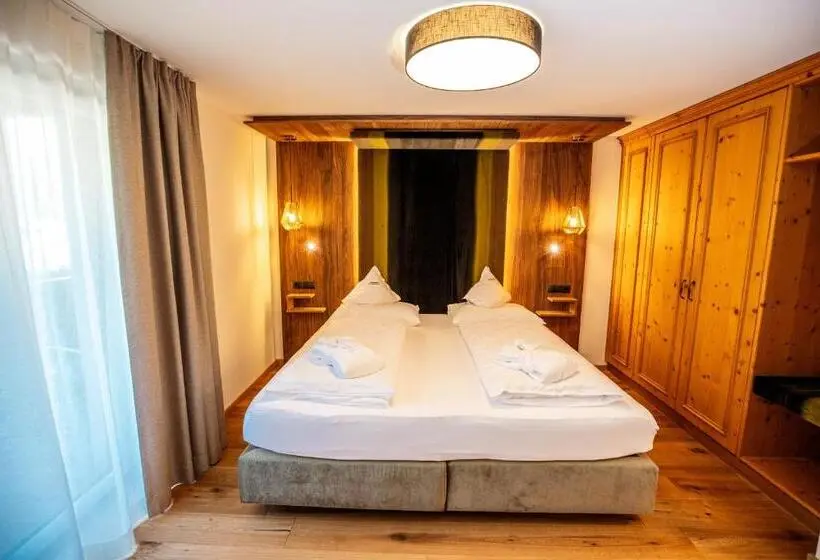 Sviitti Parveke, Moseralm Dolomiti Spa Resort