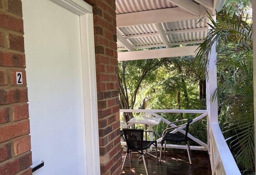 标准间, Edge Of The Forest Motel