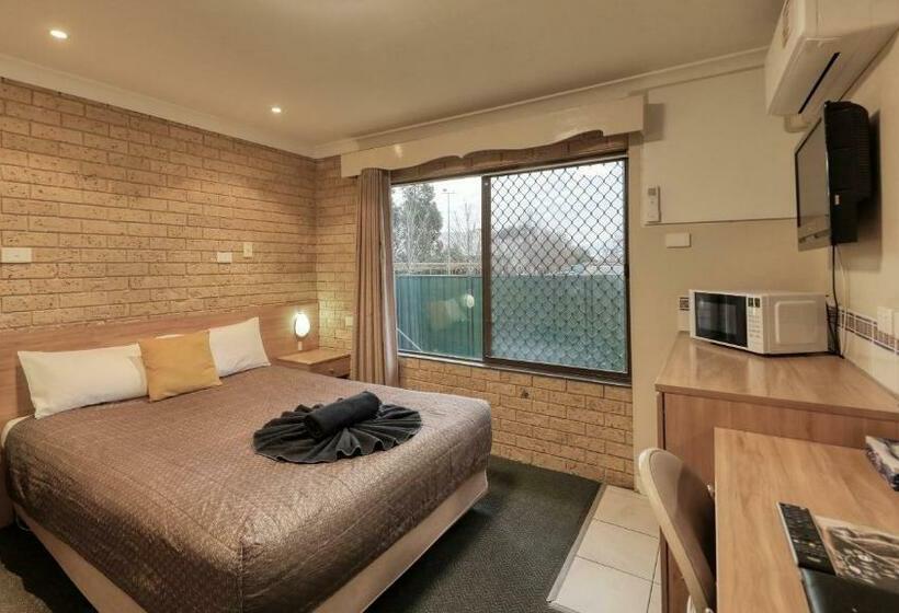 اتاق خانوادگی, Forest Lodge Motor Inn & Restaurant