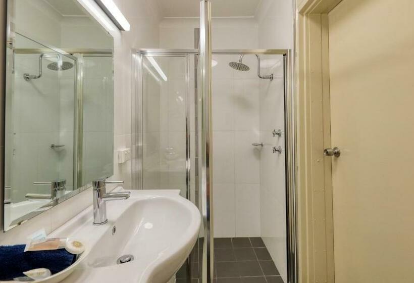 اتاق خانوادگی, Forest Lodge Motor Inn & Restaurant