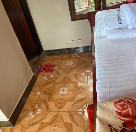 غرفة قياسية مطلّة علي البحيرة, Nzimano Hostel