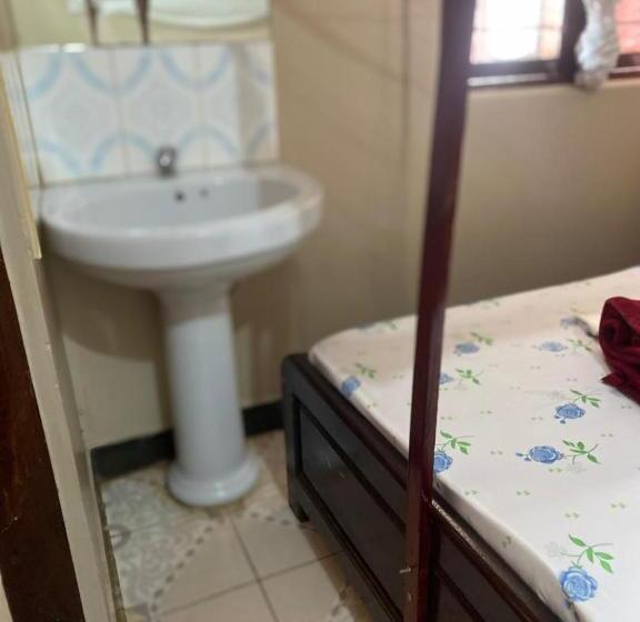 غرفة قياسية, Nzimano Hostel