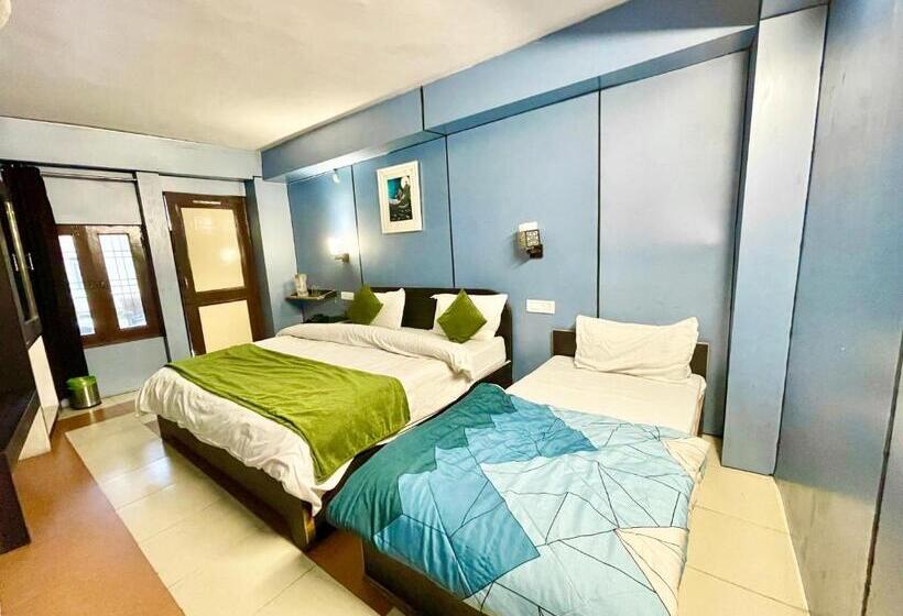 豪华三人间, Central Hotel By Rb Group Mall Road Prime Location In Front Of Naini Lake Hygiene And Spacious Room