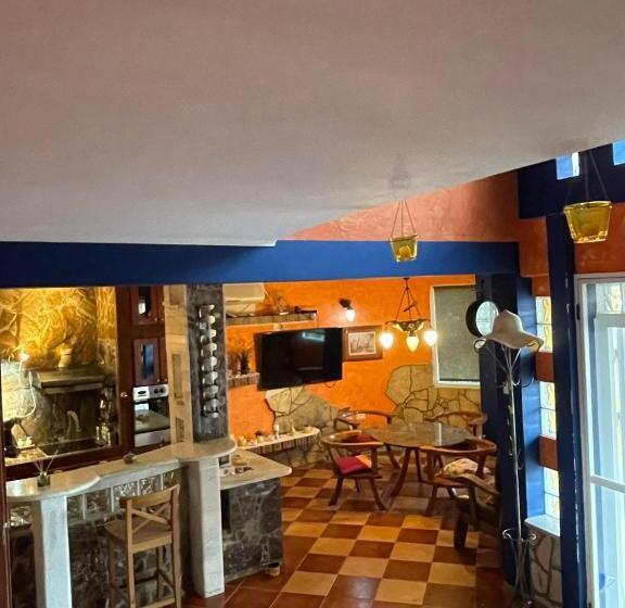 اتاق خانوادگی, Yellow Villa With A Sea View