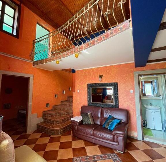 اتاق خانوادگی, Yellow Villa With A Sea View