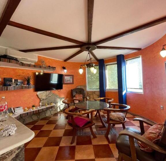 اتاق خانوادگی, Yellow Villa With A Sea View