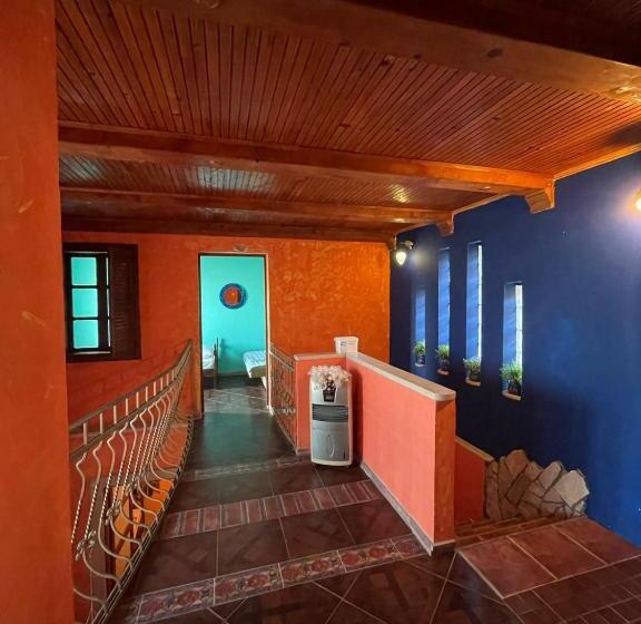 اتاق خانوادگی, Yellow Villa With A Sea View
