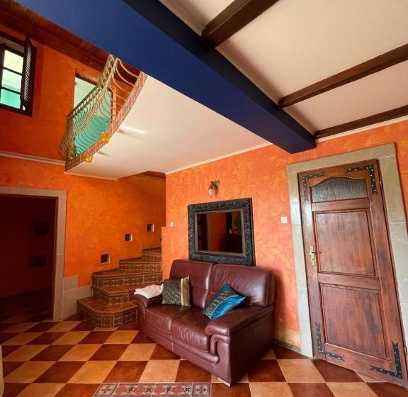 اتاق خانوادگی, Yellow Villa With A Sea View