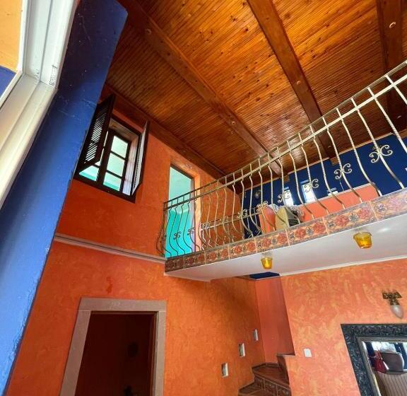 اتاق خانوادگی, Yellow Villa With A Sea View