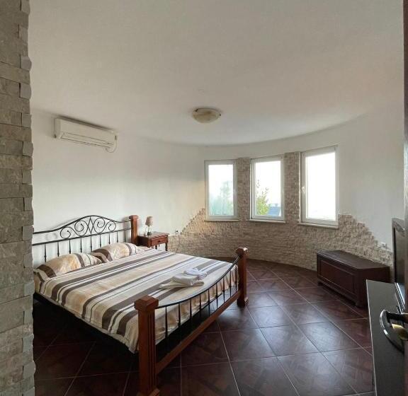 اتاق خانوادگی, Yellow Villa With A Sea View