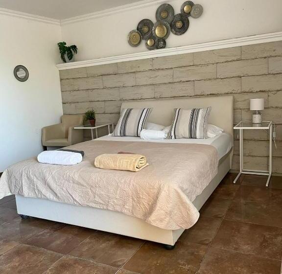 آپارتمان 1 خوابه با چشمانداز استخر, Yellow Villa With A Sea View