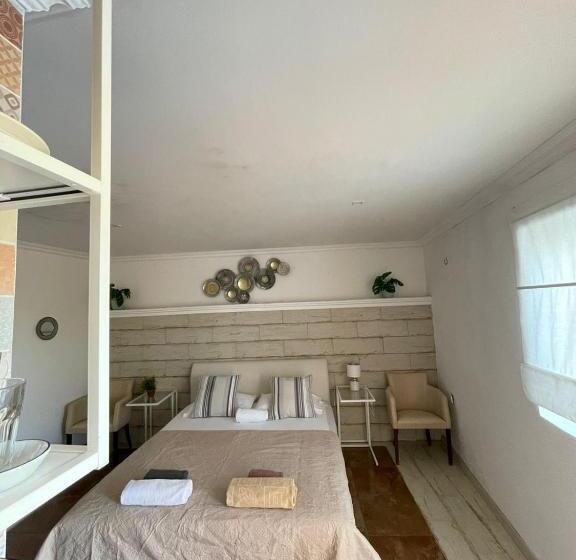 آپارتمان 1 خوابه با چشم‌انداز استخر, Yellow Villa With A Sea View