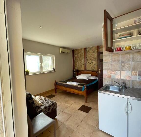 آپارتمان 1 خوابه با چشمانداز استخر, Yellow Villa With A Sea View