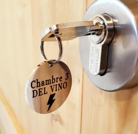 Номер Стандарт, Del Vino Bar à Vin & Guitares