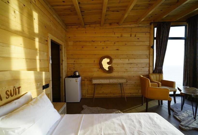 スーペリアスタジオ, Venek Viila Suit