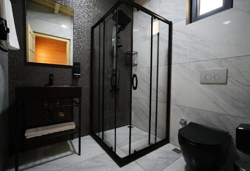 スーペリアスタジオ, Venek Viila Suit