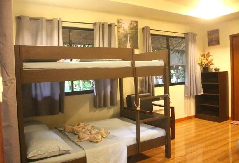 Perhehuone, Driftwood Village Resort