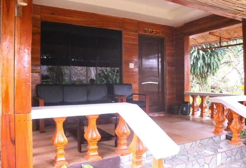 Perhehuone, Driftwood Village Resort