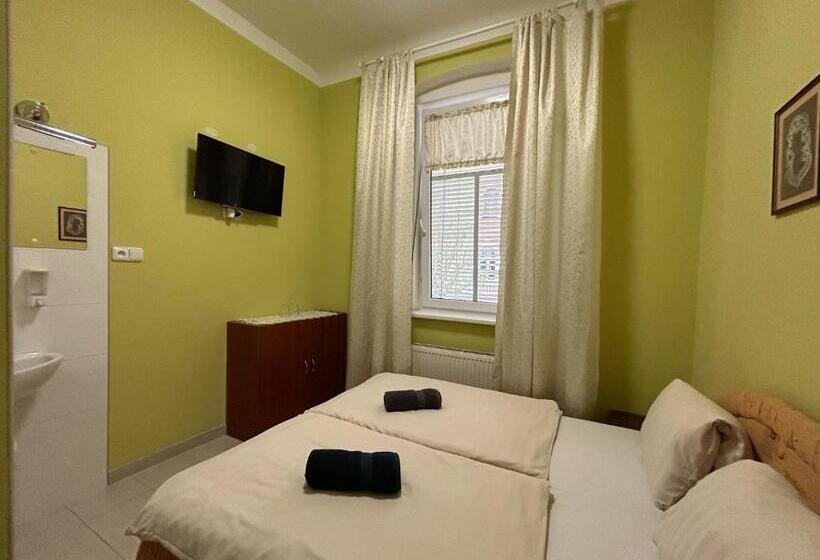 חדר סטנדרט, Monika