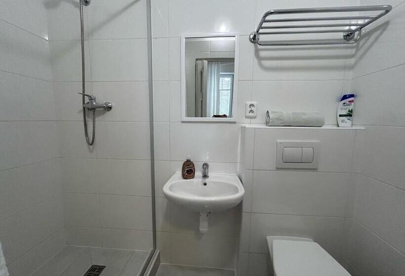 חדר סטנדרט לארבעה, Monika