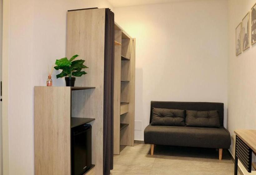 デラックスルーム, Allumaro House