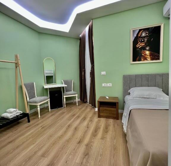 غرفة قياسية ثلاثية مزودة بشرفة, Spiranca Luxury Suites