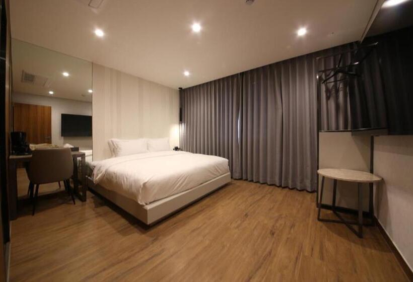 スタンダードルーム, The One