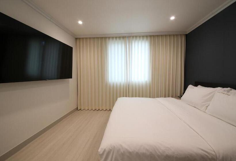 スタンダードルーム, The One