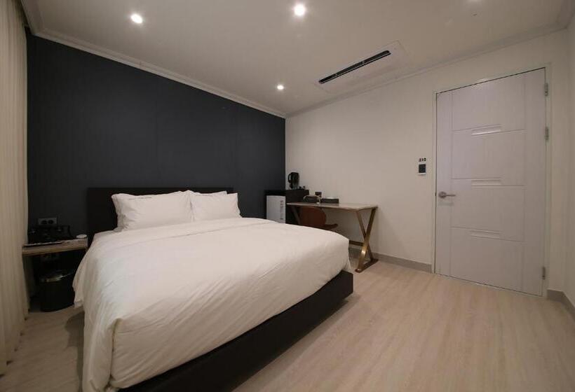 スタンダードルーム, The One