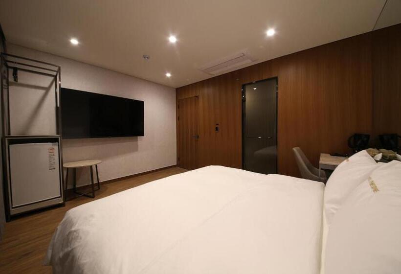 スーペリアースイート, The One