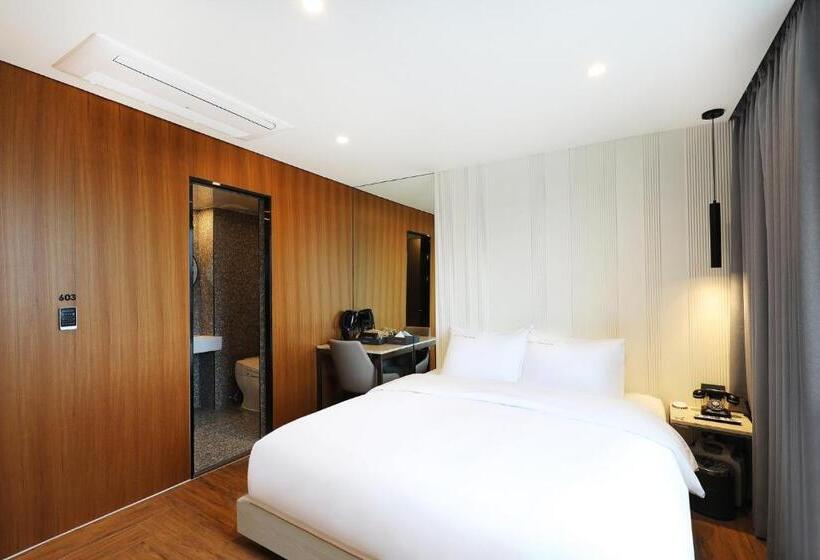 スーペリアースイート, The One