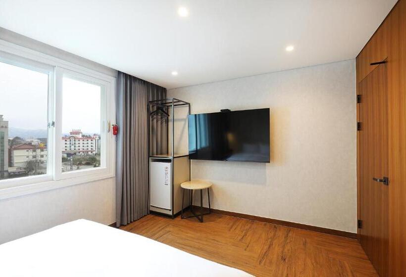 スーペリアースイート, The One