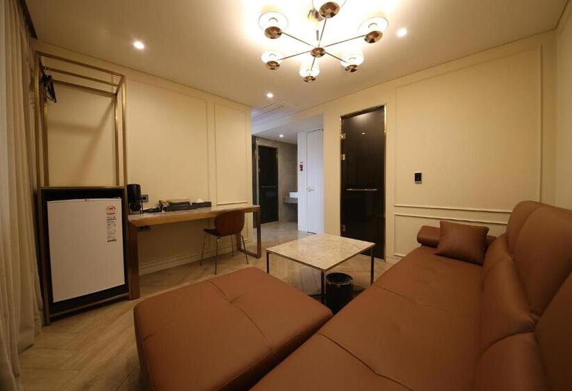 エクゼクティブスイート, The One