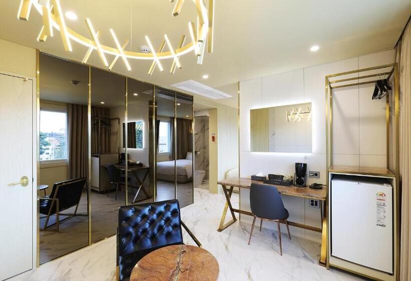 エクゼクティブスイート, The One