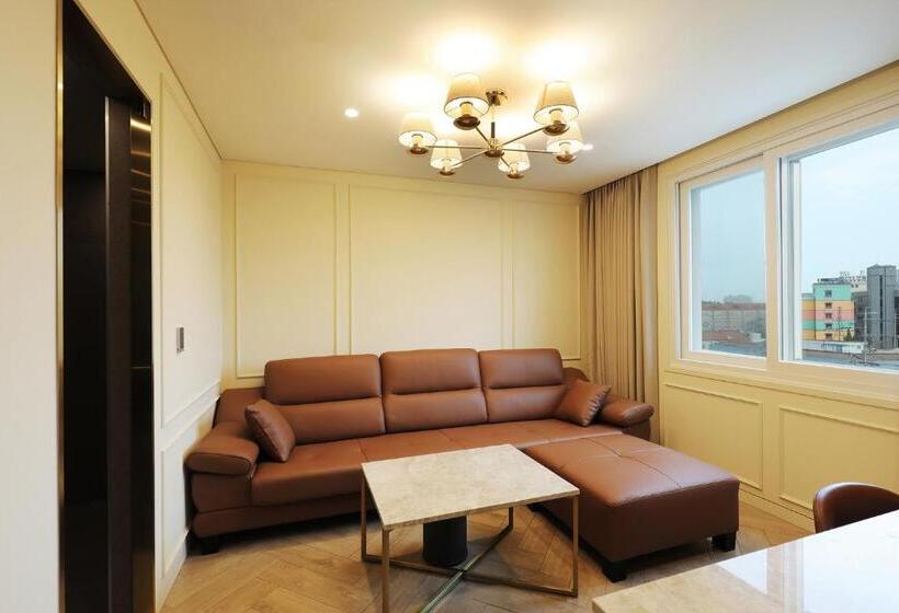 エクゼクティブスイート, The One