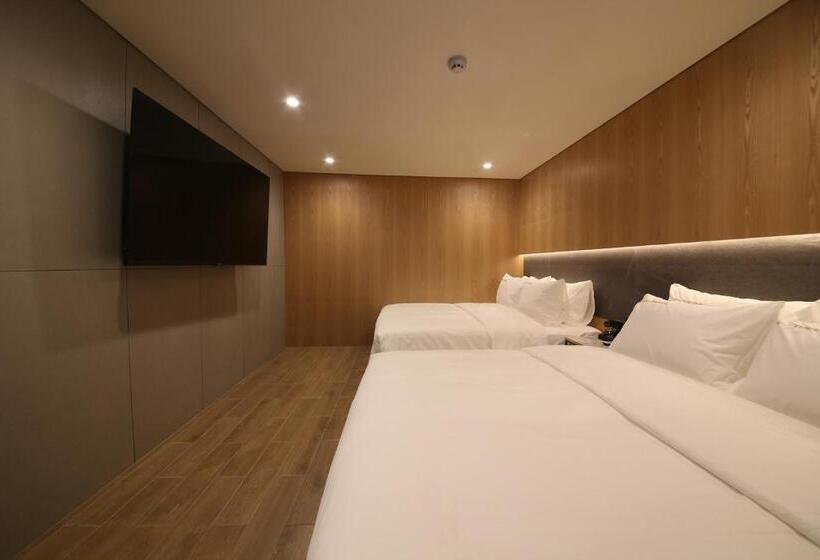 スーペリアファミリールーム, The One